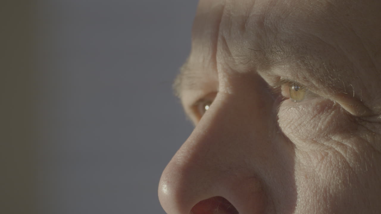 крупный план карих глаз пожилого кавказского мужчины в профиль