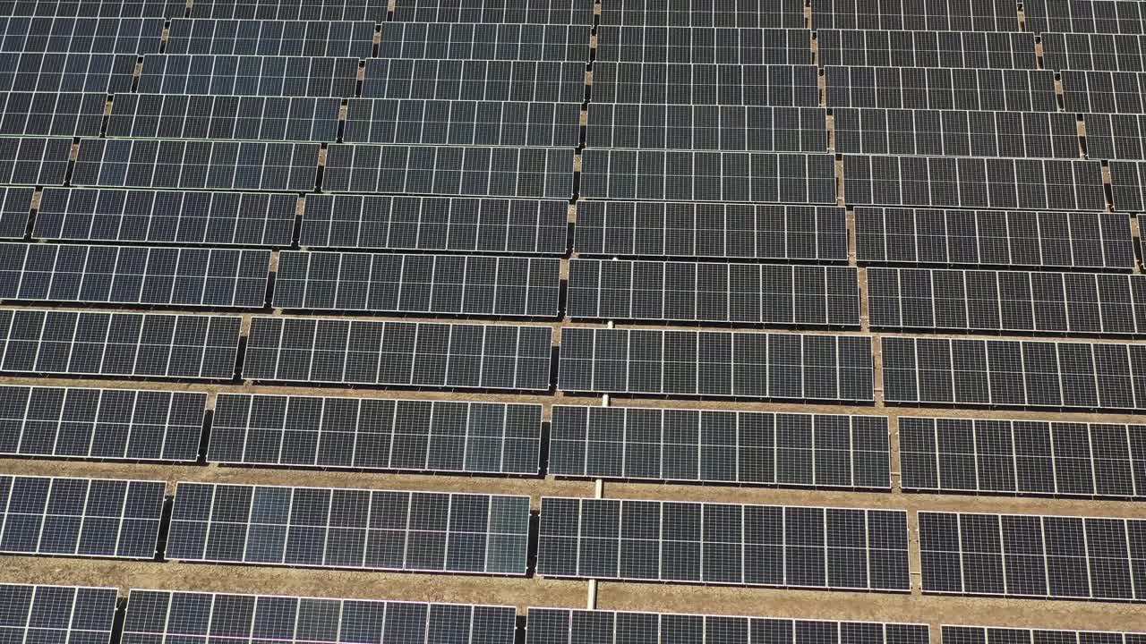 Drone sopra i pannelli solari raggruppati in un parco solare. Video 4K