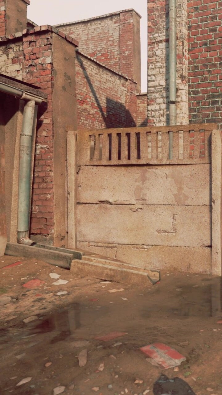 L'acqua si raccoglie a terra in un vicolo cittadino vicino a un muro di mattoni.