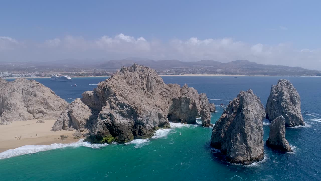 широкий снимок с беспилотного летательного аппарата скальных образований с естественным арочным образованием, расположенным на пляже