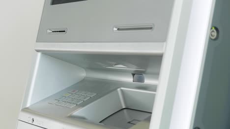máquina bancaria atm, concepto de transacciones financieras y dinero. hdr. primer plano de la máquina bancaria de metal en funcionamiento.