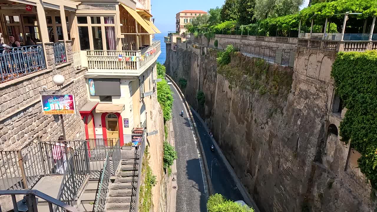 은 거리 를 따라 자동차 를 운전 하는 것