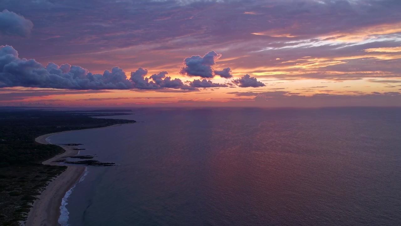 Vista aerea di una costa tropicale al tramonto
