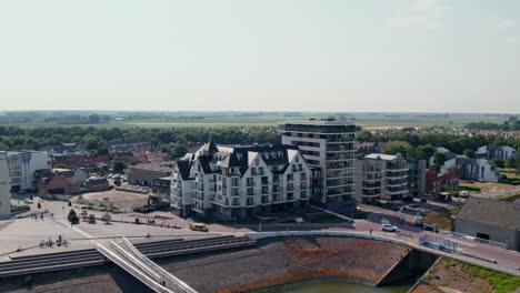 Luxushotel-De-Schelde-Am-Wasser-In-Cadzand,-Zeeland,-Niederlande