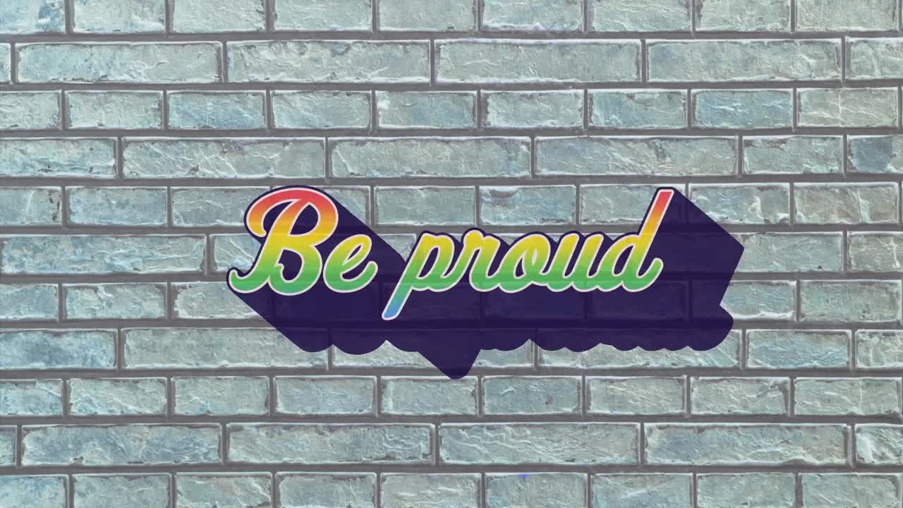 Animazione di testo arcobaleno retrò "be proud" su un muro di mattoni grigi sullo sfondo.