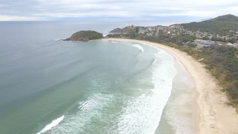 Olas-Del-Océano-Rompiendo-En-La-Costa-De-Little-Beach-Y-El-Promontorio-Scotts-En-El-Estado-Australiano-De-Nueva-Gales-Del-Sur