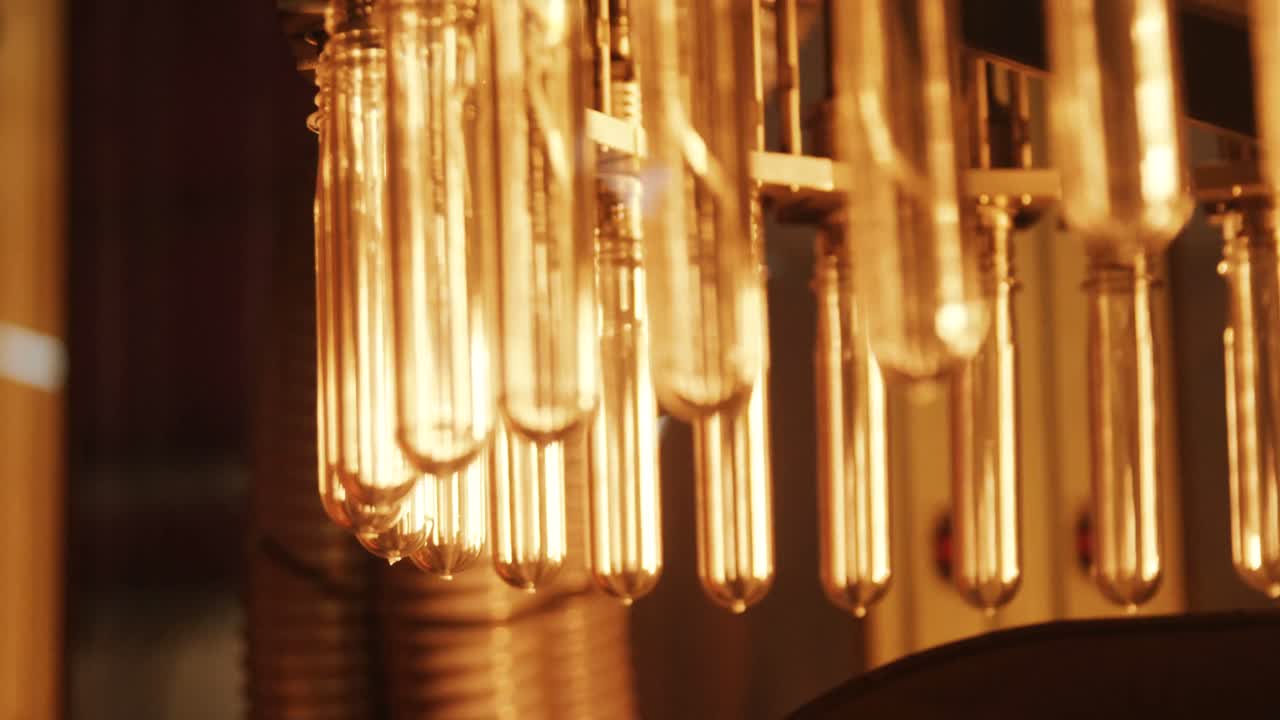 tubo de ensayo en movimiento en la línea de producción