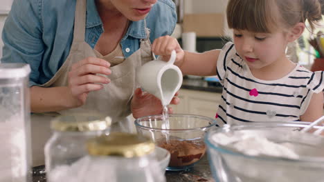 Hermosa-Niña-Ayudando-A-Su-Madre-A-Hornear-En-La-Cocina-Mezclando-Ingredientes-Horneando-Pastelitos-De-Chocolate-Preparando-La-Receta-En-Casa