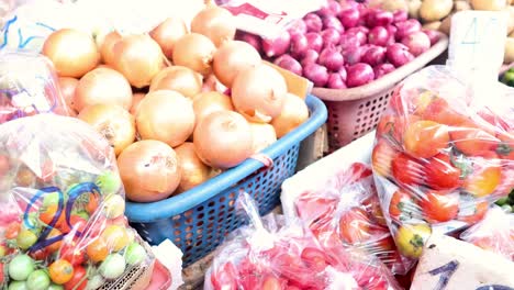 exhibición colorida de tomates y cebollas en el mercado