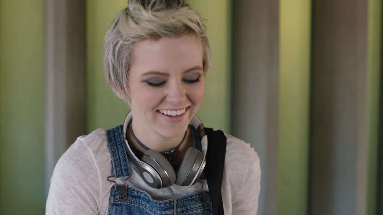 ritratto di una giovane donna alla moda di una studentessa bionda grunge alternativa sorridente felice che ride