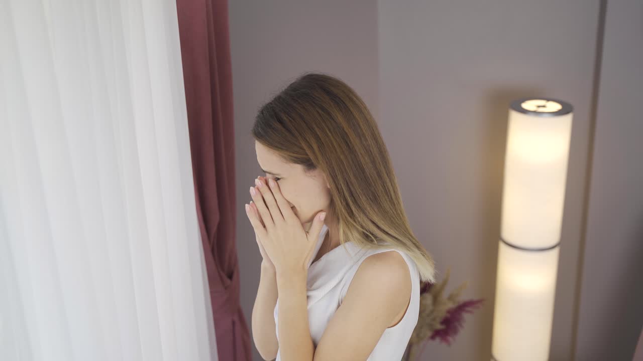 집에서 울고 있는 여자는 걱정하고 공황 상태입니다.
