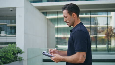 hombre de negocios poniendo un letrero en un lugar de arquitectura de primer plano. empleado con papeles