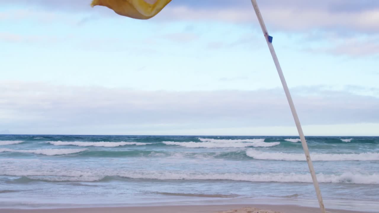 bandera ondeando en la playa