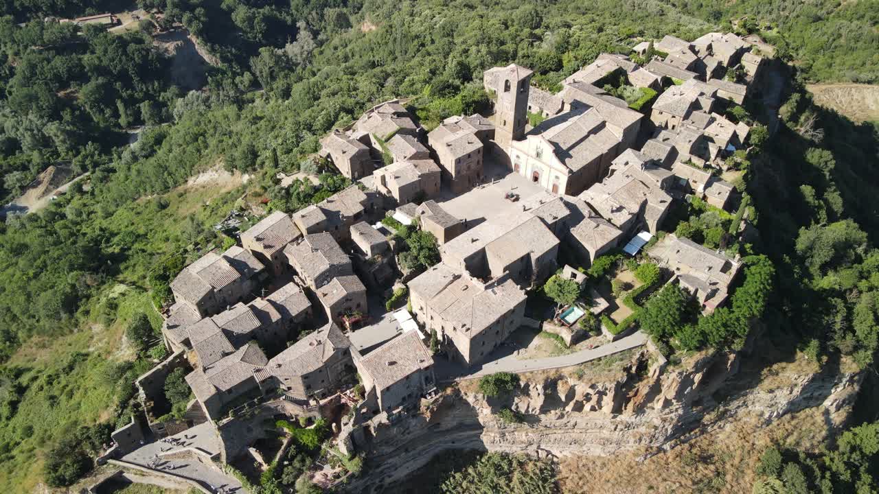 civita di bagnoregio es una ciudad medieval en italia en lo alto de una colina