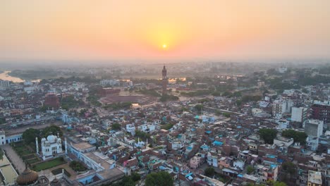 fotografía aérea de lucknow, con la torre del reloj prominentemente visible contra el telón de fondo del horizonte de la ciudad.