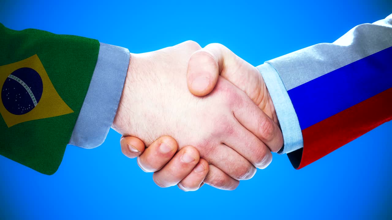 animación conceptual de apretón de manos entre brasil y rusia sobre países y política con el canal matte