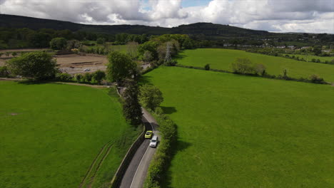 Schmale-Irische-Straße,-Auf-Der-Die-Fahrer-Langsamer-Werden