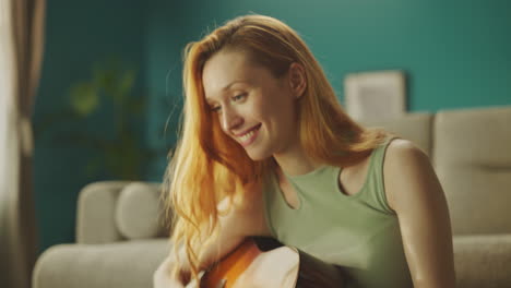 woman learns to play guitar