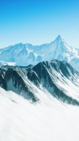 impresionante vista aérea de la cordillera cubierta de nieve