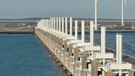 toma aérea del tráfico en la barrera de marejada ciclónica del este de scheldt en zelanda, los países bajos, en un hermoso día soleado
