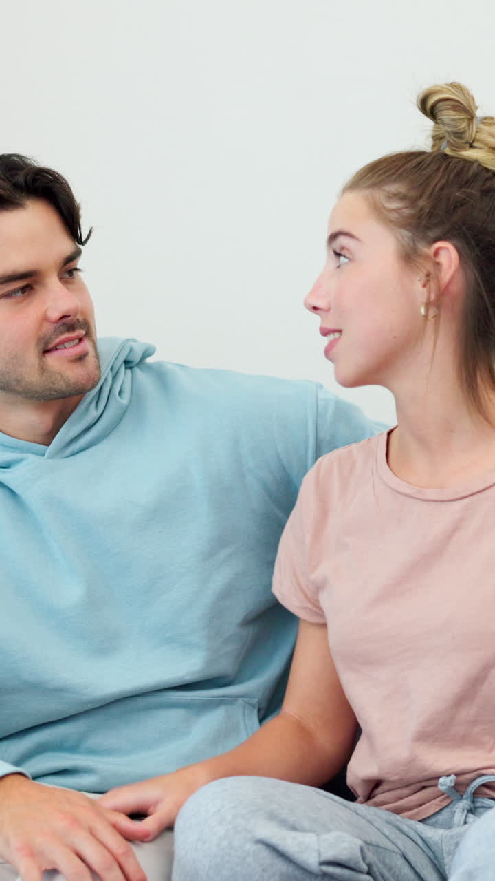 prueba de embarazo, beso de pareja excitado