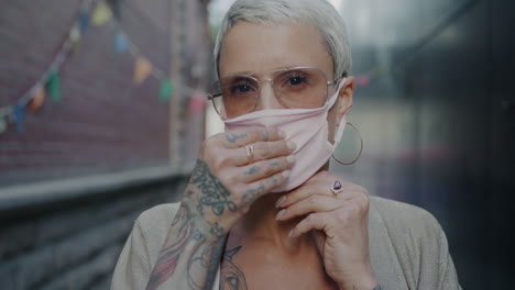 woman wearing a mask in the city
