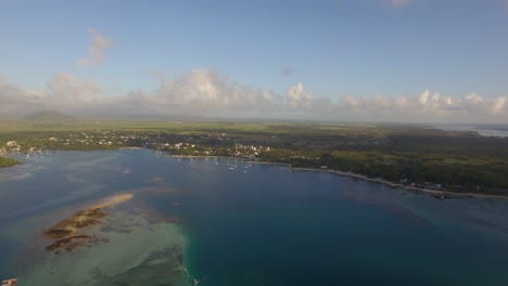 Luftaufnahme-Der-Küste-Mit-Sandstrand-Und-Transparentem-Wasser-Der-Insel-Mauritius-Im-Indischen-Ozean-Aus-Der-Vogelperspektive