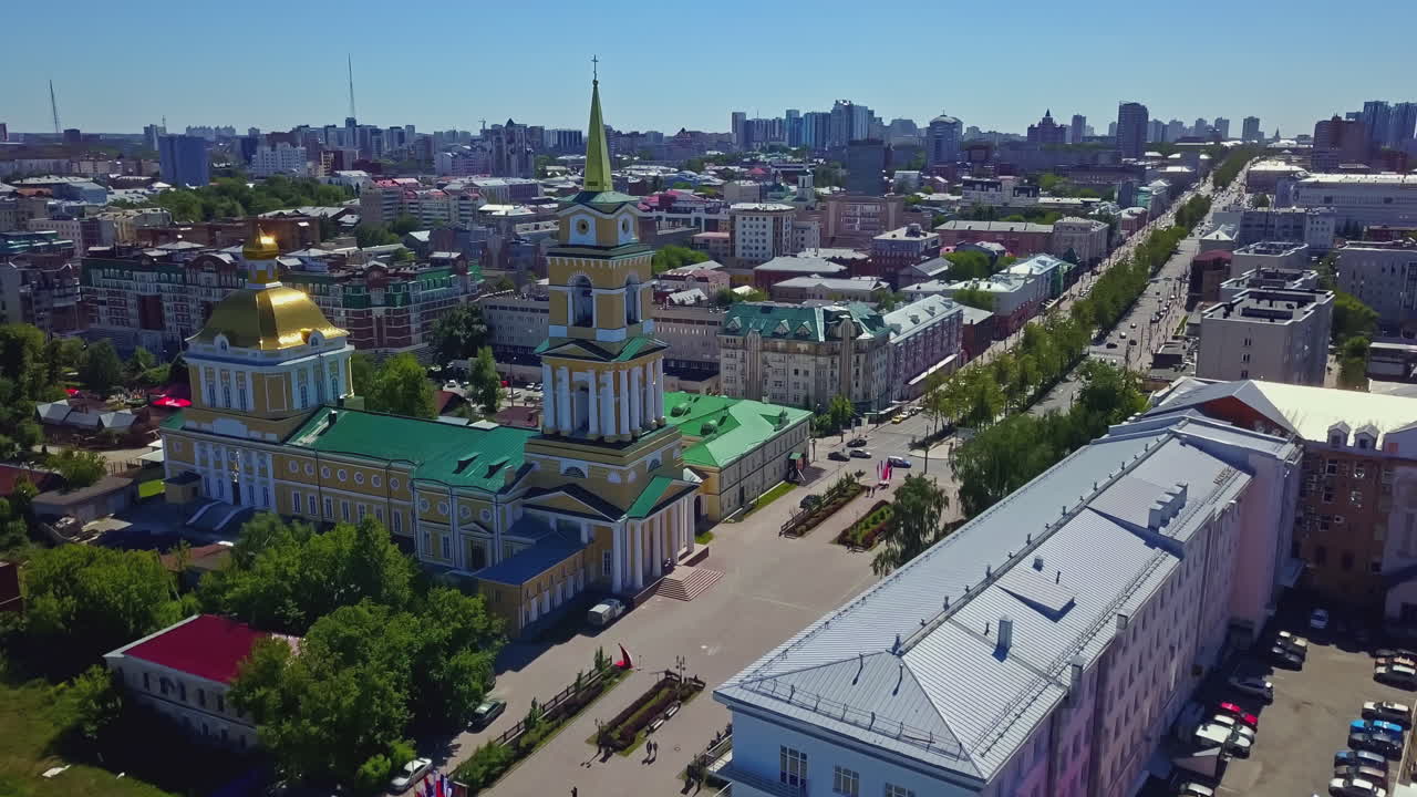 교회 와 건물 들 이 있는 도시 중심지 의 공중 풍경