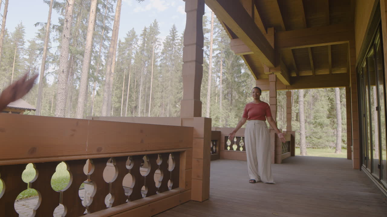 방과 후 집에 와서 행복한 엄마를 껴안기 위해 달려가는 소년