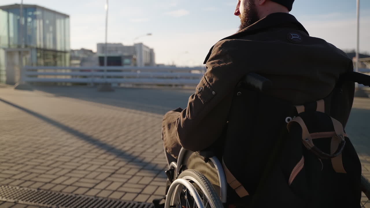 hombre en silla de ruedas al aire libre