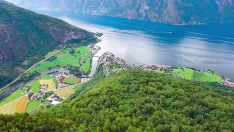 stegastein en busca de la hermosa naturaleza de noruega.