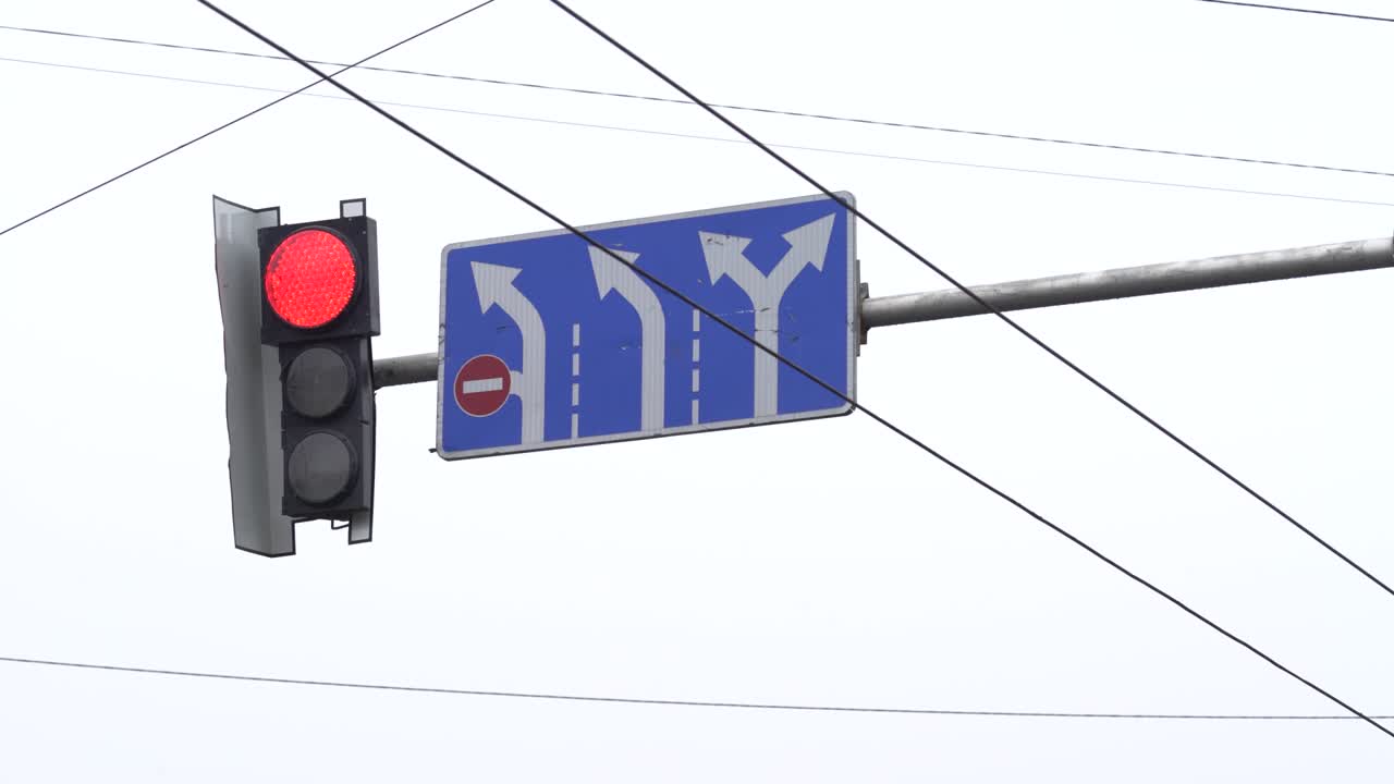 el semáforo en la carretera regula el tráfico