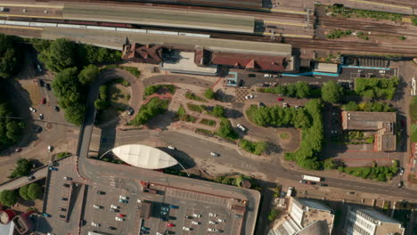 Toma-Aérea-De-Arriba-Hacia-Abajo-Sobre-La-Entrada-De-La-Estación-Basingstoke