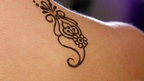 henna tattoo application