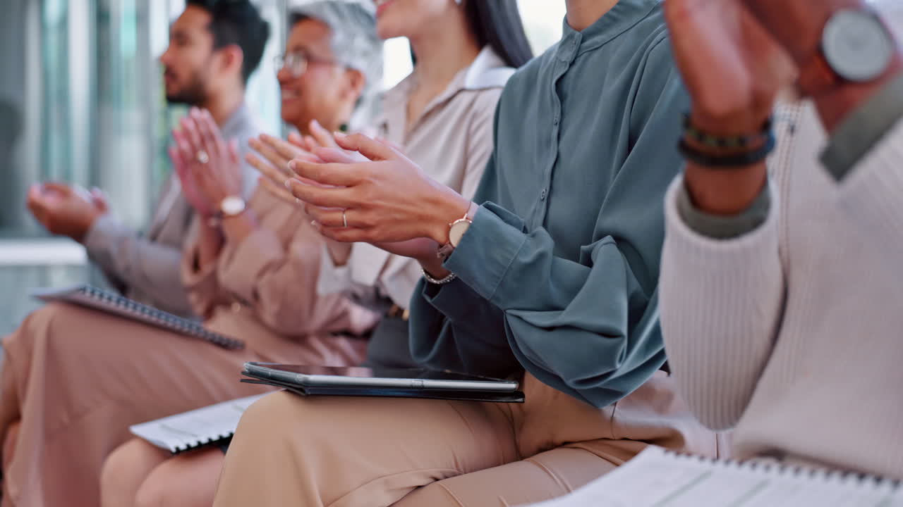 Applausi, pubblico e uomini d'affari in seminario