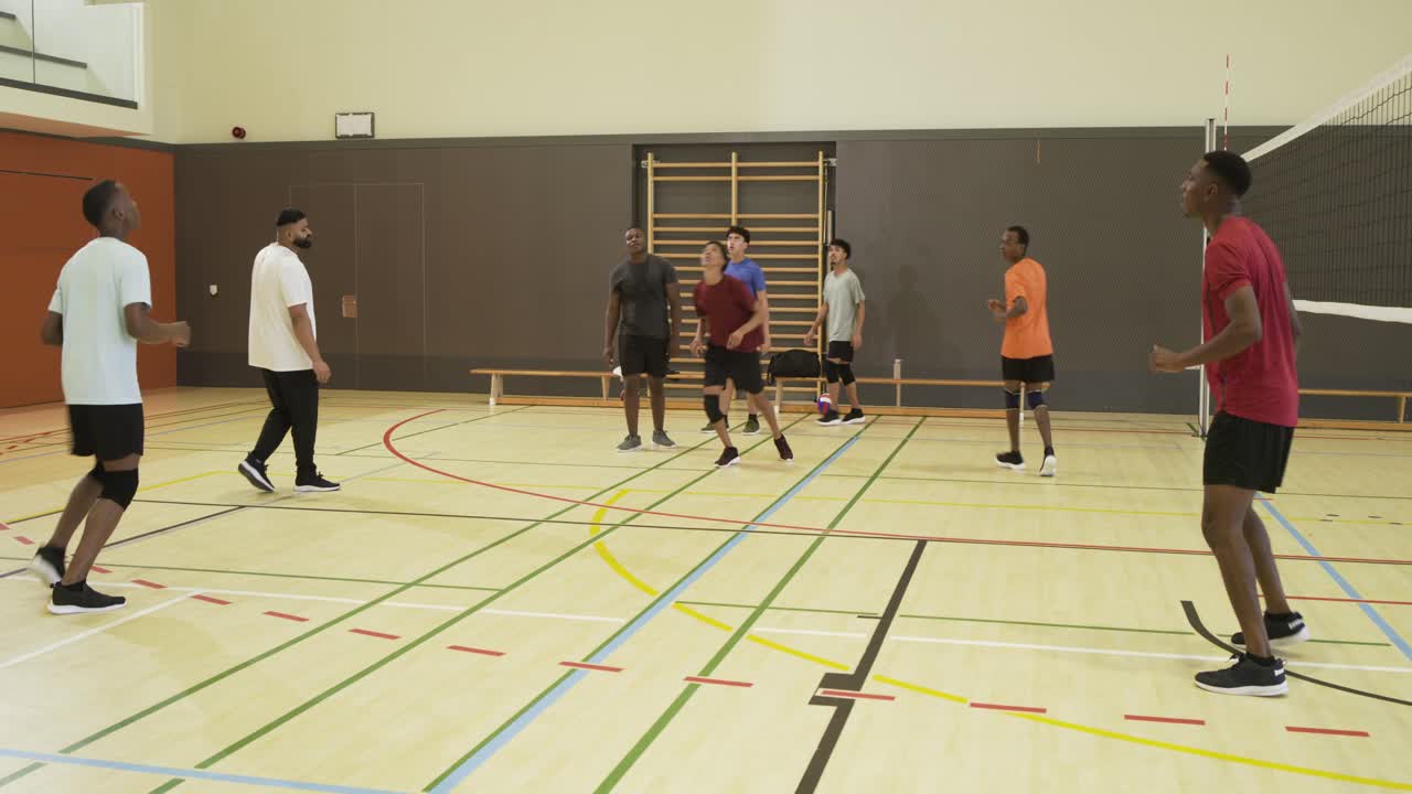 Huit joueurs de volley-ball masculins diversifiés s'entraînant à un échange après un service, passant un ballon violet au filet