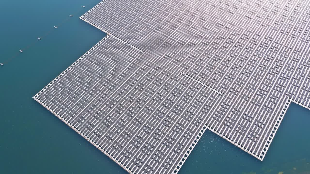 альтернативные возобновляемые источники энергии фотоэлектроэнергии солнечные панели электростанции, плавающие на воде в озере, взгляд с воздуха