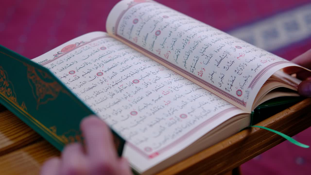 Uomo legge il Corano in moschea 4