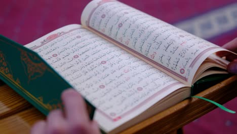 Man-Reads-Quran-In-Mosque-4