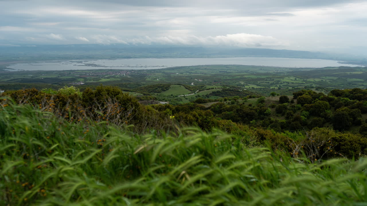 paisaje nubes de lapso de tiempo que se mueven sobre la vegetación del lago en primer plano nubes de primavera