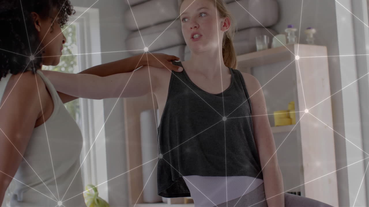 행복한 다양한 십대 소녀들이 함께 요가를 연습하는 네트워크의 애니메이션