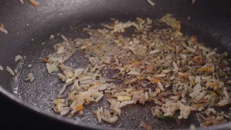 arroz frito en una sartén