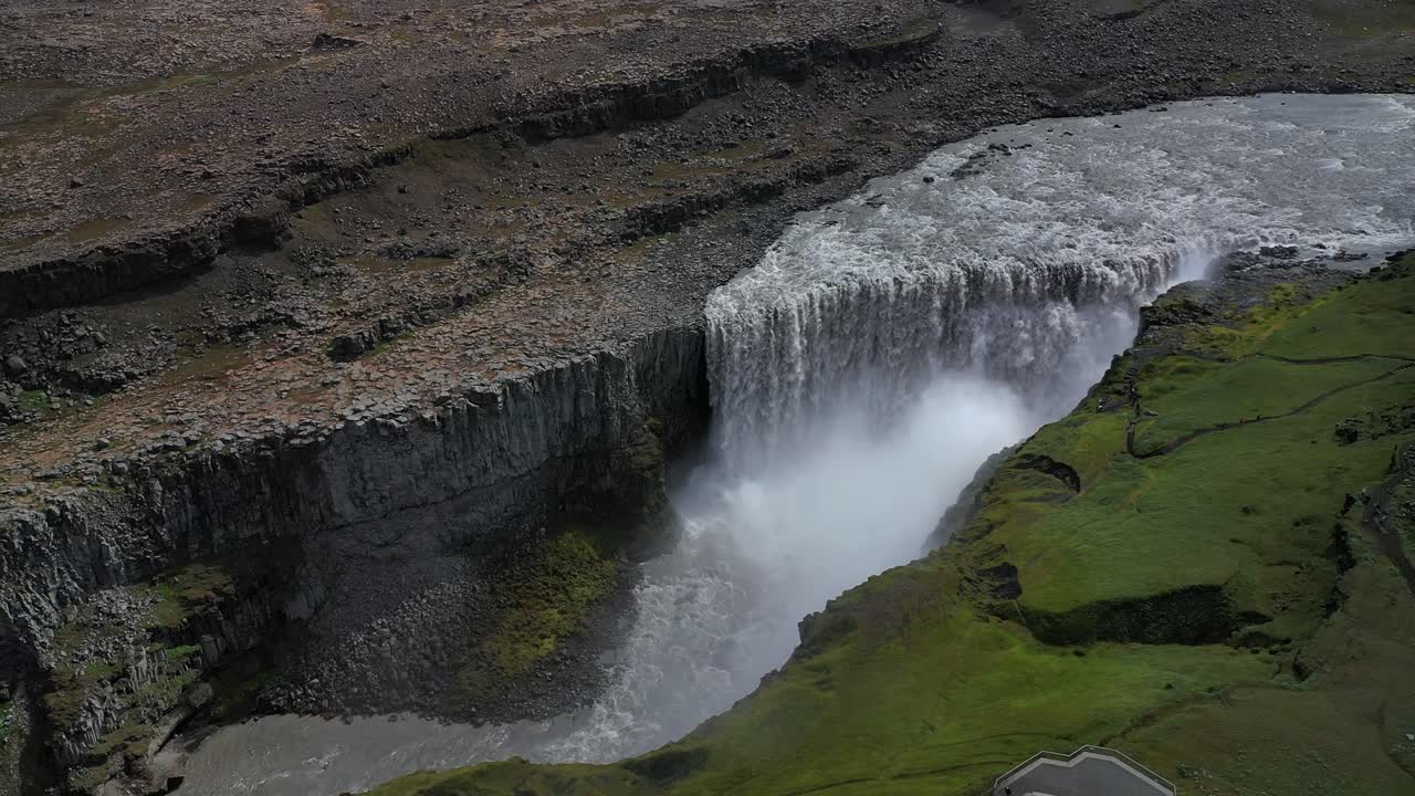 vista panorámica de la majestuosa cascada dettifoss en el norte de islandia - órbita aérea