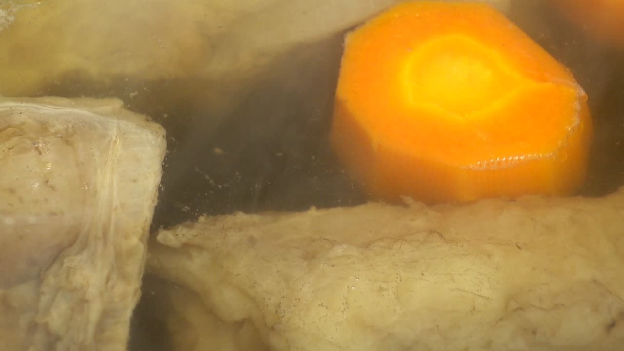 Oksekød med løg og gulerødder kogt i bouillon.