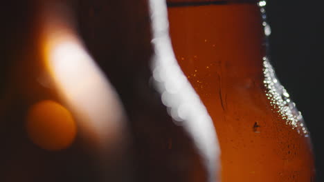 cierre de gotas de condensación que corren por botellas de cerveza fría o bebidas gaseosas