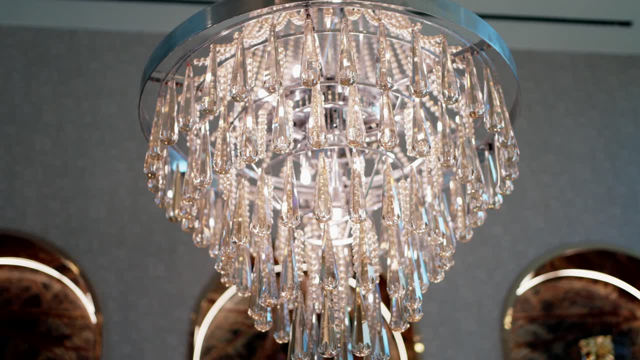 candelabro de cristal brillante con diseño intrincado, arrojando luz en un espacio moderno y refinado