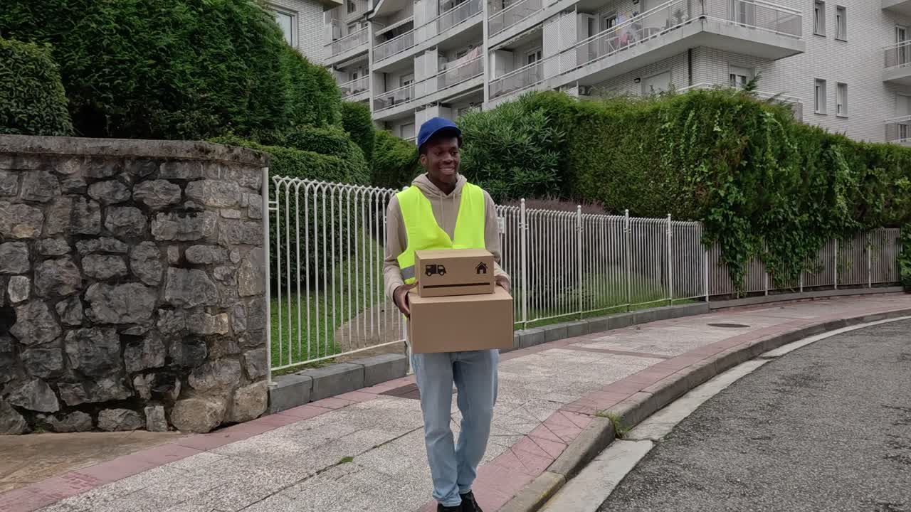 Fattorino con pacchi in una strada