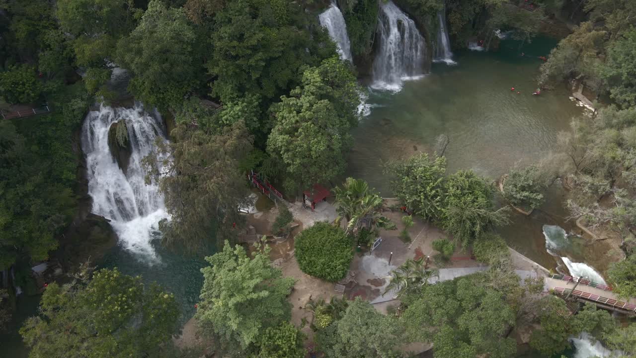 Cascata Cascadas de Tamasopo in Messico, natura ripresa con drone aereo, America Latina