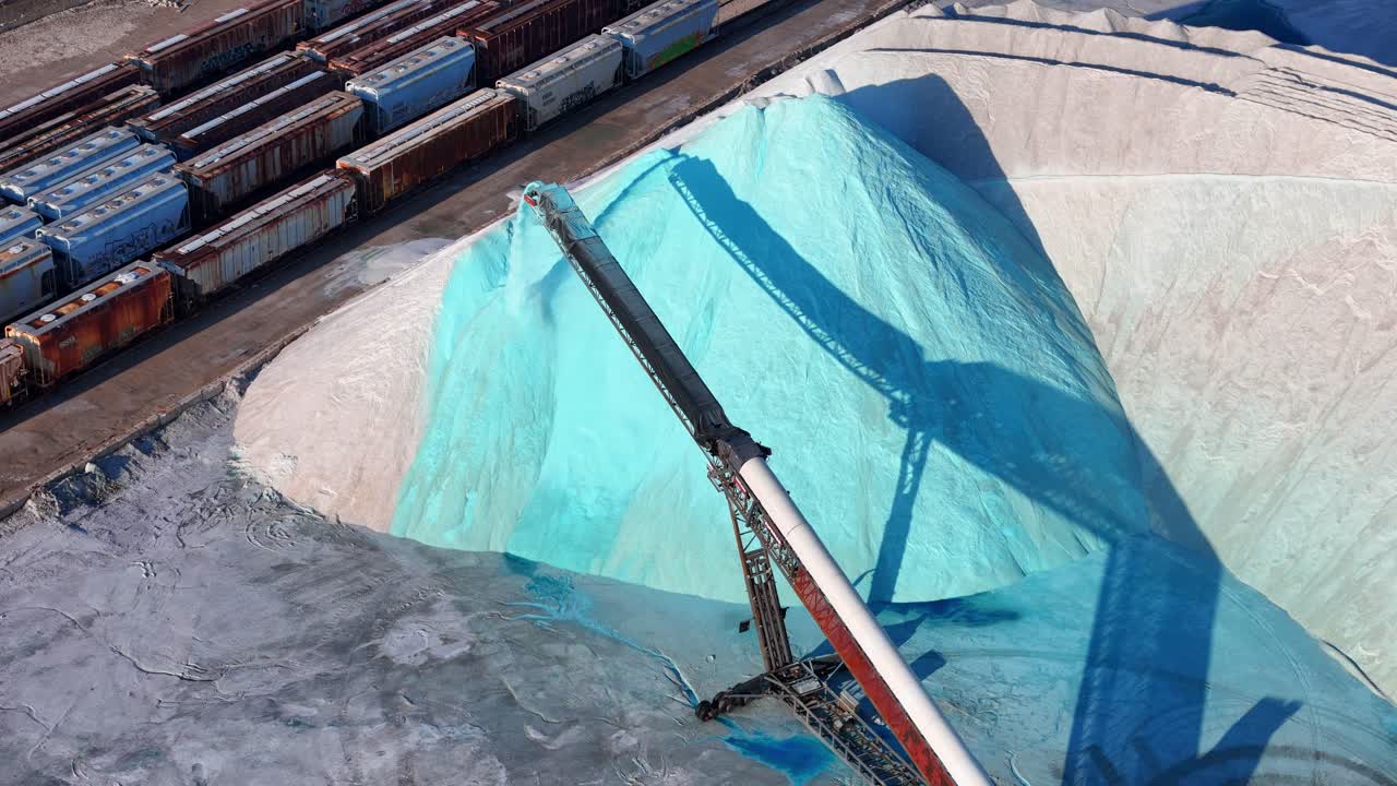 Trasportatore che sposta sale blu brillante nel deposito industriale di Detroit, Michigan, Stati Uniti, vista aerea dall'alto