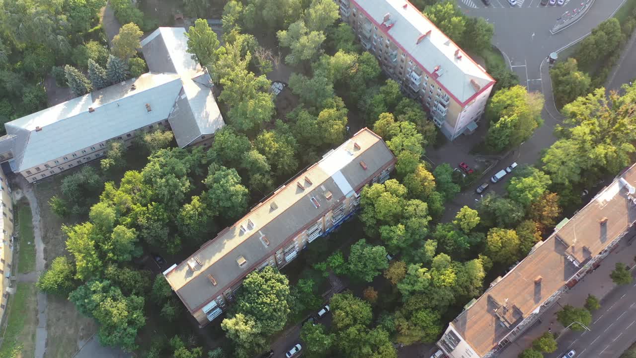 video aéreo de drones de edificios de apartamentos y automóviles en el centro de la carretera en el distrito de pecherskyi del oblast de kyiv ucrania durante la puesta de sol